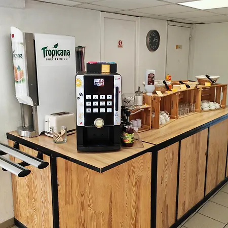 Premiere Classe Lille Sud - Douai 호텔 4*