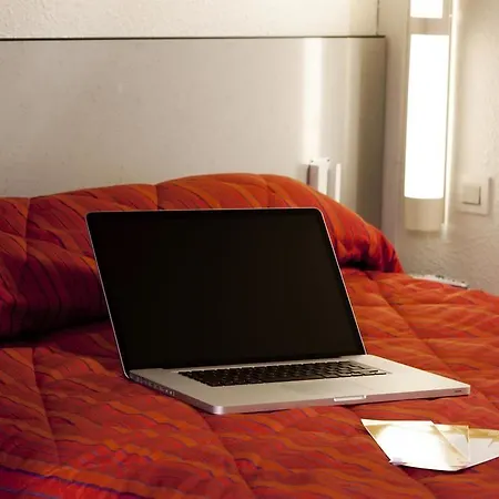 Premiere Classe Lille Sud - Douai 호텔 4*